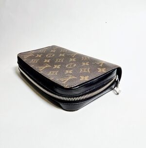 LOUIS VUITTON Zippy Organizer in Monogram Canvas